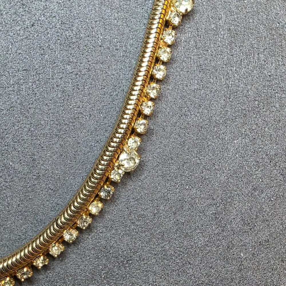 Elegant Gold Necklace with Crystal Accents 449?